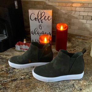 Steve Madden High Top Slip on Sneakers in Camouflage Print